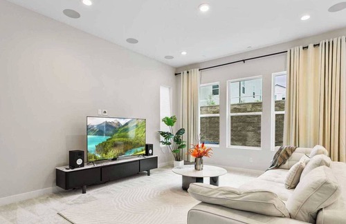Foothill Ranch Casa | Exquisite Retreat on Pin Ln