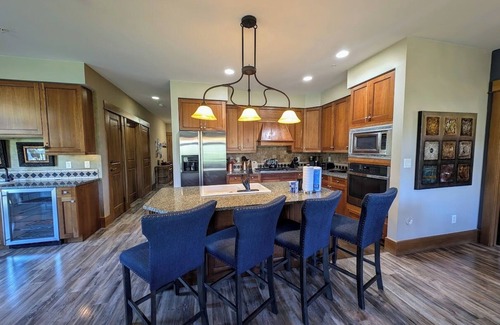 River Run Condominio | Timbers es un lujoso condominio de ski-out para esquiar en River Run Village. Este condominio de 3 dormitorios tiene mucho espacio para dormir 12, una cocina de alto nivel y una sala de estar y dormitorios bellamente decorados. Disfrute de una copa de ...