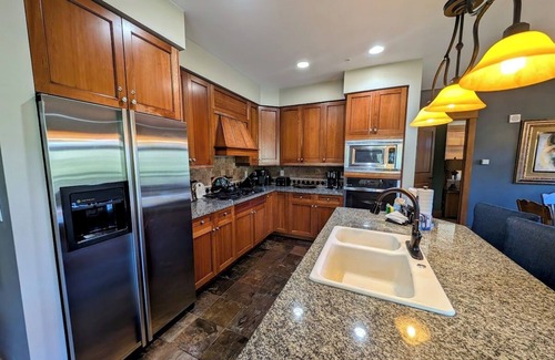 River Run Condominio | Timbers es un lujoso condominio de ski-out para esquiar en River Run Village. Este condominio de 3 dormitorios tiene mucho espacio para dormir 12, una cocina de alto nivel y una sala de estar y dormitorios bellamente decorados. Disfrute de una copa de ...