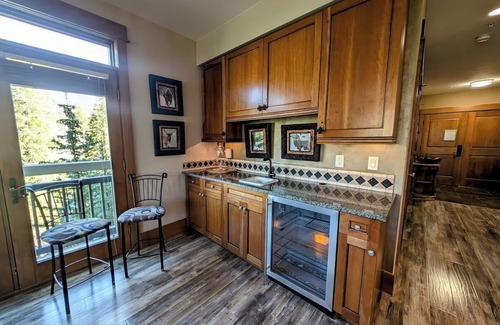River Run Condominio | Timbers es un lujoso condominio de ski-out para esquiar en River Run Village. Este condominio de 3 dormitorios tiene mucho espacio para dormir 12, una cocina de alto nivel y una sala de estar y dormitorios bellamente decorados. Disfrute de una copa de ...
