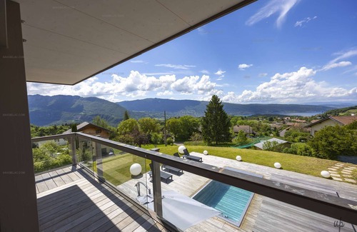 Rovagny Apartamento | Exquisite UBAC Apartment with Swimming Pool, Offering Breathtaking Views of the Lake and Mountains"