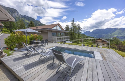 Rovagny Apartamento | Exquisite UBAC Apartment with Swimming Pool, Offering Breathtaking Views of the Lake and Mountains"