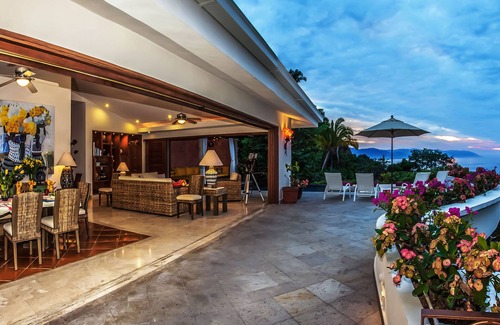 Conchas Chinas Villa | Exquisita villa, un paraíso ubicado entre la exuberante vegetación con excelente vista al mar