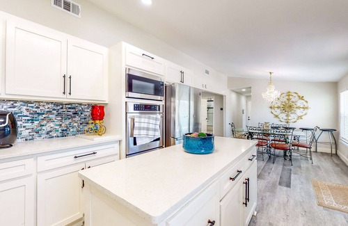 Quinlan Casa | Exquisite Waterfront - New Construction w/ Kitchen