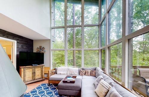Gainesville Casa | Exquisite waterfront home with balcony, fireplace, W/D, & dog-friendly