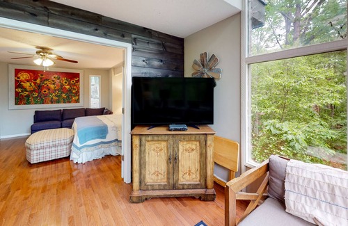 Gainesville Casa | Exquisite waterfront home with balcony, fireplace, W/D, & dog-friendly