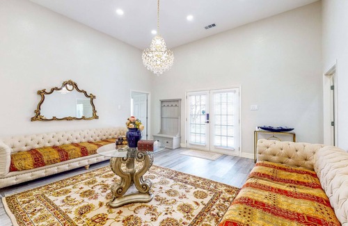Quinlan Casa | Exquisite waterfront home with new construction