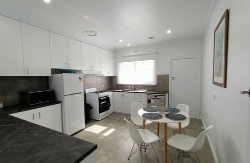 Ballarat North Casa | Exquisitely furnished house walking distance to AFL Mars Stadium