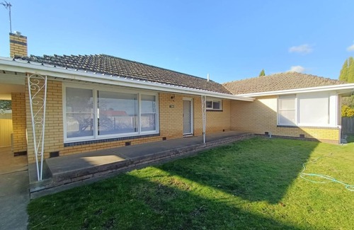 Ballarat North Casa | Exquisitely furnished house walking distance to AFL Mars Stadium