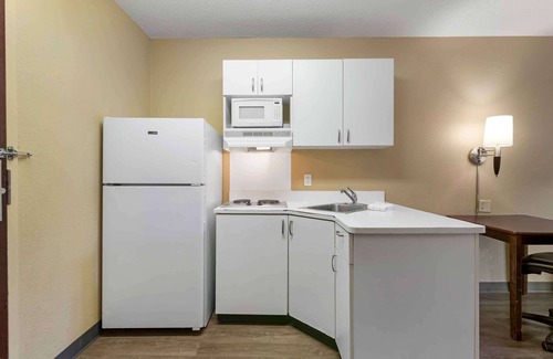 Poplar Place - University Place Hotel | Extended Stay America Suites Savannah Midtown