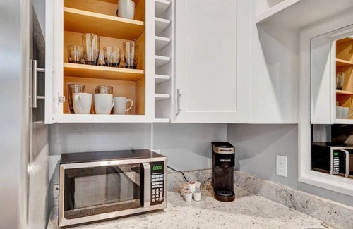 Hilltop Apartamento | Extended Stay Comfort | Fast Wi-Fi | Downtown!