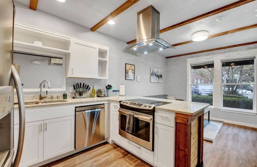 Hilltop Apartamento | Extended Stay Comfort | Fast Wi-Fi | Downtown!