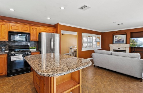 Fontana Casa | Extended Stay Deal|4BR Home, Fully-Equipped Kitchen|Pet Friendly #41817