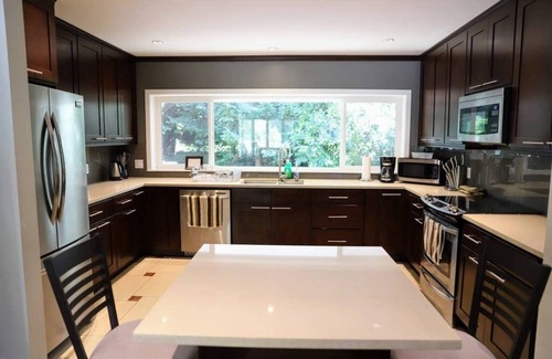West Vancouver Casa | Hermosa casa familiar, ubicación privada única con patio trasero y terraza