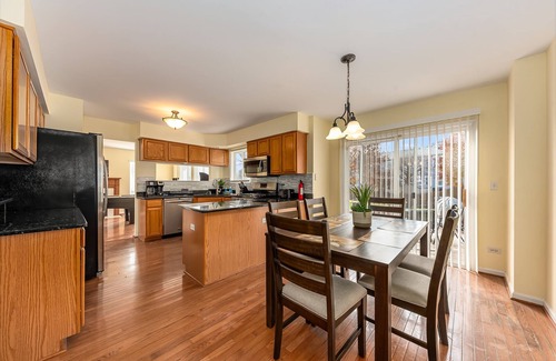 Naperville Casa | Extended Stay Naperville FHS Rental - Skylane Dr