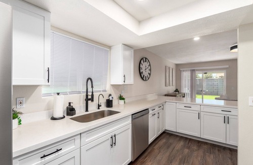 North Center Revitalization Association Casa | Extended Stay Ready – Spacious 3BR w/Private Backyard