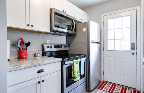 Richmond Casa | Extended Stay: The Sunny Cottage at Byrd Park!
