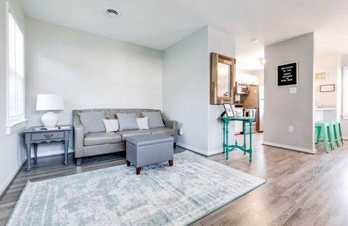 Richmond Casa | Extended Stay: The Sunny Cottage at Byrd Park!