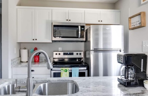 Richmond Casa | Extended Stay: The Sunny Cottage at Byrd Park!