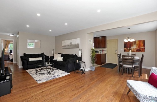 Arlington Heights Casa | Extended Stay Arlington Heights FHS Rental