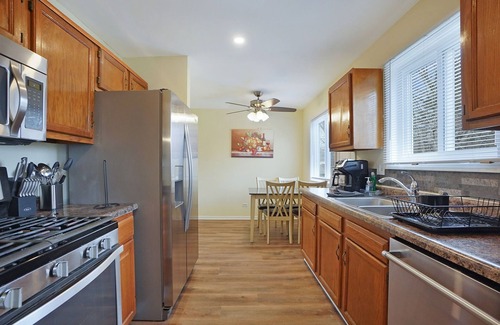 Fox Valley Casa | Extension Stay Naperville FHS Rental - Woodview Ct