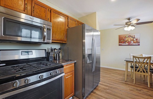 Fox Valley Casa | Extension Stay Naperville FHS Rental - Woodview Ct