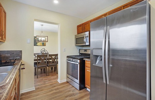 Fox Valley Casa | Extension Stay Naperville FHS Rental - Woodview Ct