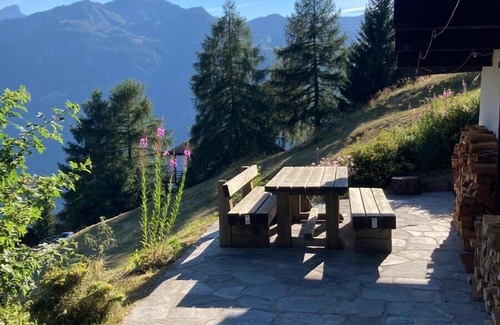 St. Luc Chalet De Esquí | Exterior: 4-room chalet for 6 (or even 7) people, with balconies, open view, very well located close