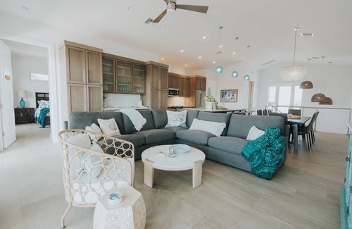 Marathon Casa | Hermosa y nueva casa de lujo en el canal con muelle privado y rampa para botes