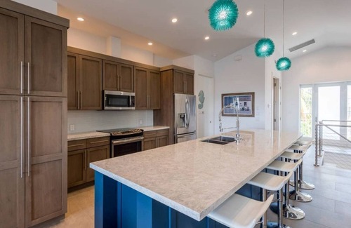Marathon Casa | Hermosa y nueva casa de lujo en el canal con muelle privado y rampa para botes