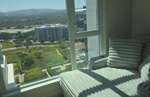 Irvine Business Complex Condominio | Extra luxurious high rise condo with panoramic views close to UCI and airport.