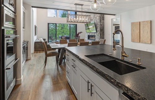 Sandpoint Casa | Extraordinary 5-Bedroom Idaho Club Retreat w/ Hot Tub - Sleeps 12