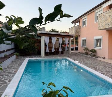 Kaldanija Apartamento | EXTRAORDINARY Amna Home with 4 bedroom and pool!