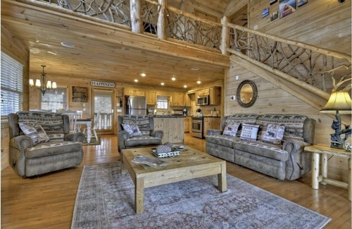 Ridges Over the Lake Cabina | EXTRAORDINARY cabin, hot tub, game room, fire pit, 6 decks, gated community