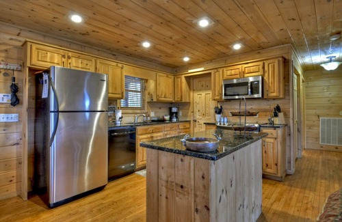 Ridges Over the Lake Cabina | EXTRAORDINARY cabin, hot tub, game room, fire pit, 6 decks, gated community