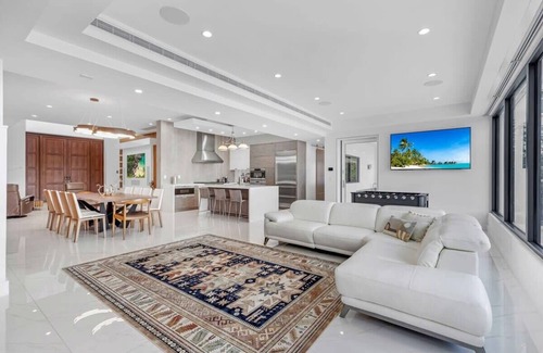 Keystone Point Villa | Extravagant 4 bedroom Villa with pool
