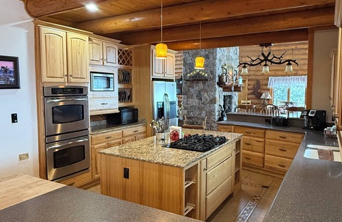 Butte Casa | Extravagant log home sitting atop a mountain! With unbelievable views!