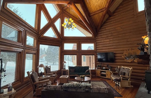 Butte Casa | Extravagant log home sitting atop a mountain! With unbelievable views!
