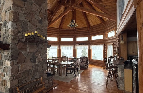 Butte Casa | Extravagant log home sitting atop a mountain! With unbelievable views!