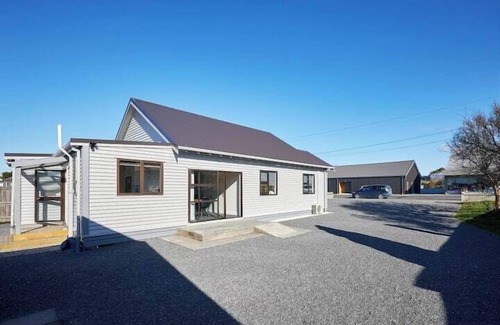 Kaikoura Casa | Extremely Central | King Size Beds | Modern Home, Centrally Located | King Size Beds | Modern Home