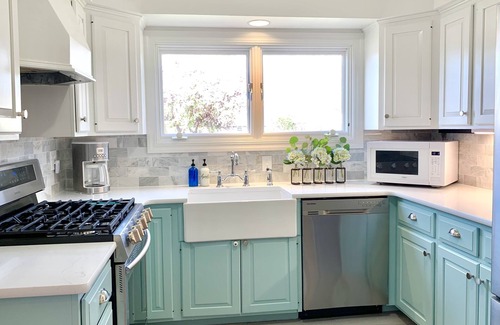 Central Colorado Springs Casa | Extremely Clean!🏡1928 Columbine Cottage-Hot tub,Fire pit,Hiking,Pikes Peak Views