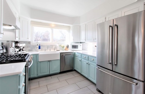 Central Colorado Springs Casa | Extremely Clean!🏡1928 Columbine Cottage-Hot tub,Fire pit,Hiking,Pikes Peak Views