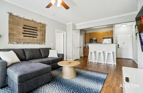 West Campus Apartamento | Extremely Comfortable King Beds in Super Cute Apt