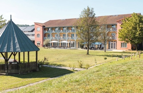 Gnas Casa | Fünfbettzimmer mit Balkon - Jufa Hotel Vulkanland Sport-resort