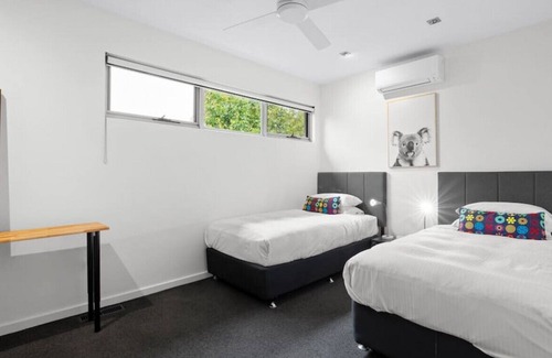 Golden Point Casa | F-DUN001 · Architectural marvel: Walk to Sovereign Hill & CBD