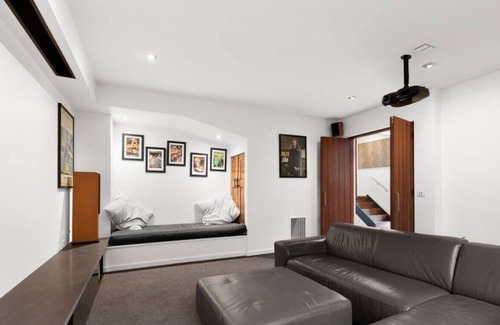 Golden Point Casa | F-DUN001 · Architectural marvel: Walk to Sovereign Hill & CBD