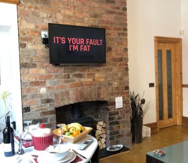 Barry Casa | F1 MAISON 108 - Holiday Home - Full Kitchen - Street FREE PARKING, NETFLIX - 68Mbps BT WIFI - DVD's - Welcome Tray - By Corner from Gavin n Stacey Film House