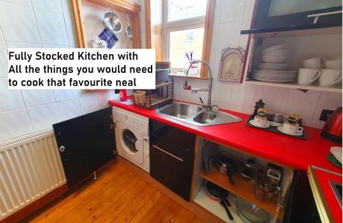 Barry Casa | F1 MAISON 108 - Holiday Home - Full Kitchen - Street FREE PARKING, NETFLIX - 68Mbps BT WIFI - DVD's - Welcome Tray - By Corner from Gavin n Stacey Film House