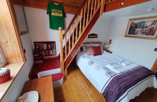 Barry Casa | F1 MAISON 108 - Holiday Home - Full Kitchen - Street FREE PARKING, NETFLIX - 68Mbps BT WIFI - DVD's - Welcome Tray - By Corner from Gavin n Stacey Film House