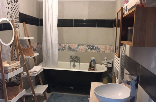 La Souterraine Cama Y Desayuno | F1 Meublé 50 M2 - 1 pce + sdb wc +cuisine + Jardin + Grand Couloir Rangement